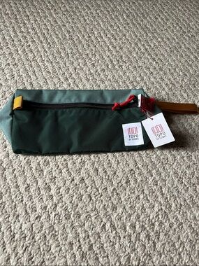 NWT Topo Designs Travel Dopp Kit
Bag Sage/Pond Blue